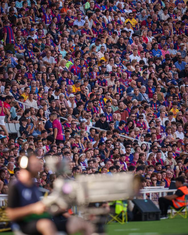 球迷热情高涨！西班牙比赛现场气氛火爆的简单介绍