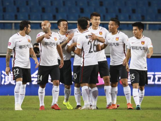 包含恒大主场战平华夏，维持积分榜第一的词条