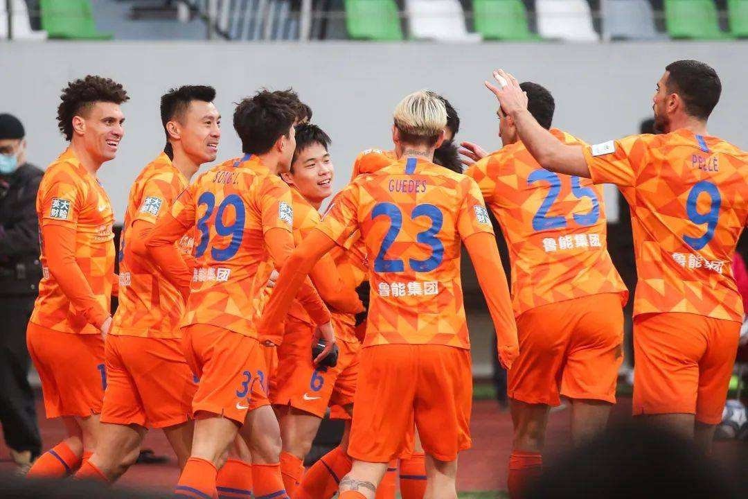 争议裁判成为热门话题，球迷纷纷表态