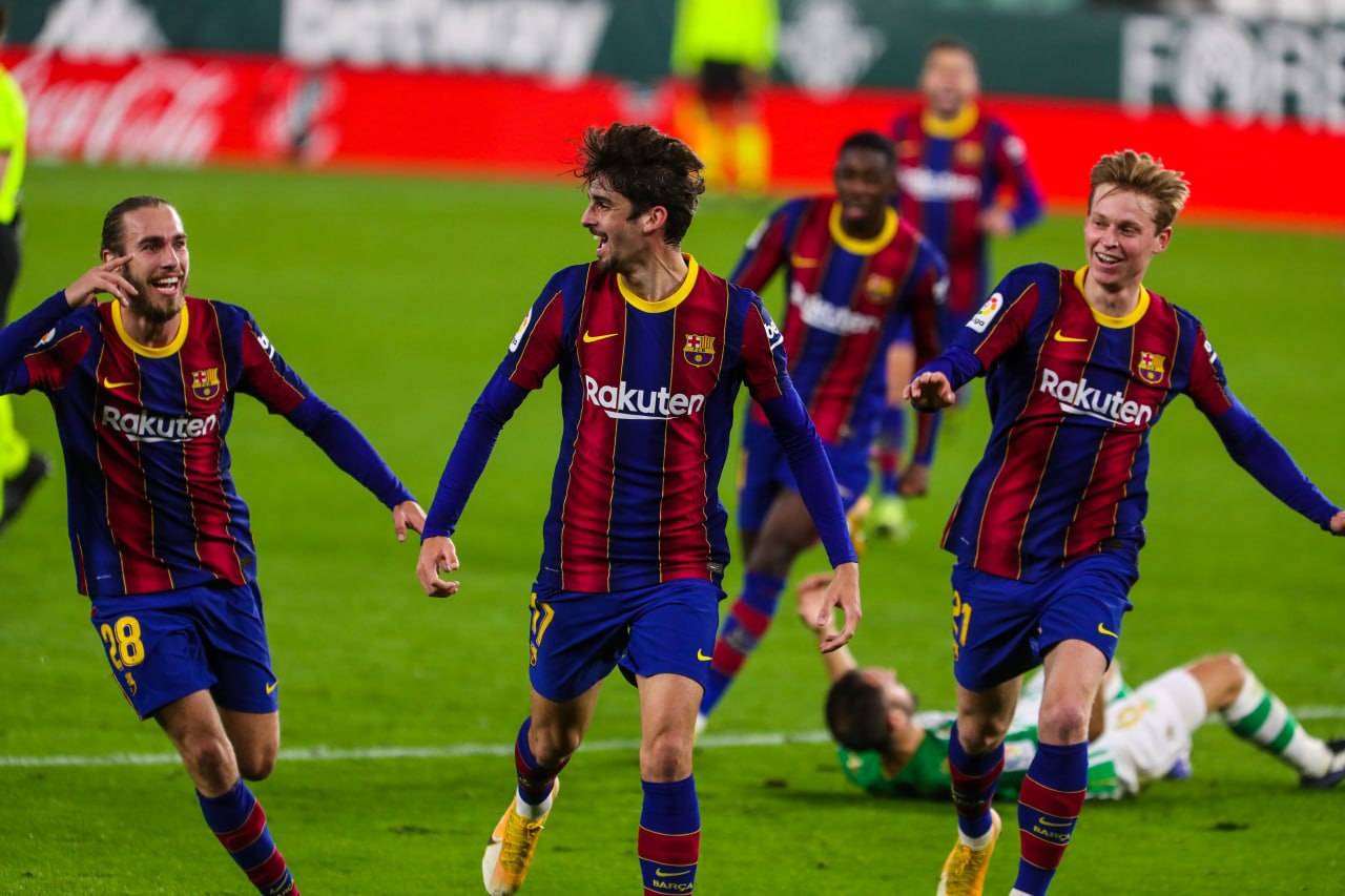 包含巴塞罗那凭借团队配合，轻松击败对手的词条