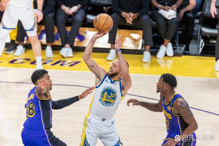 包含湖人B队鏖战雄鹿B队，米切尔三分雨点燃全场的词条