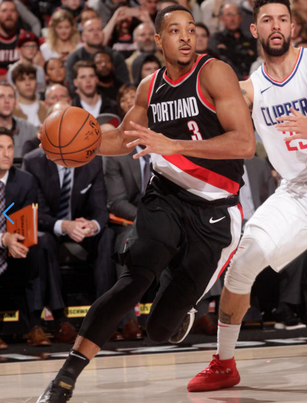 骑士险胜青岛队，利拉德带队取胜