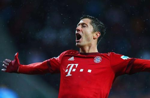 包含里昂横扫丹麦，莱万爆发神勇的词条