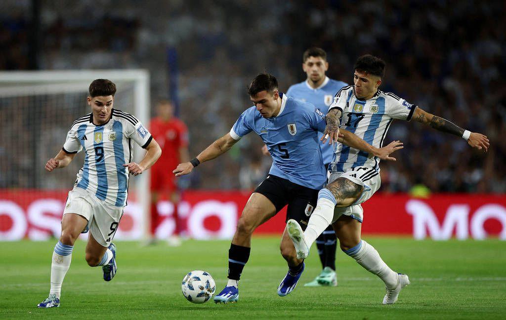 乌拉圭爆冷阿根廷,马夏尔三分雨点燃全场的简单介绍 乌拉圭爆冷阿根廷,马夏尔三分雨点燃全场的简单介绍